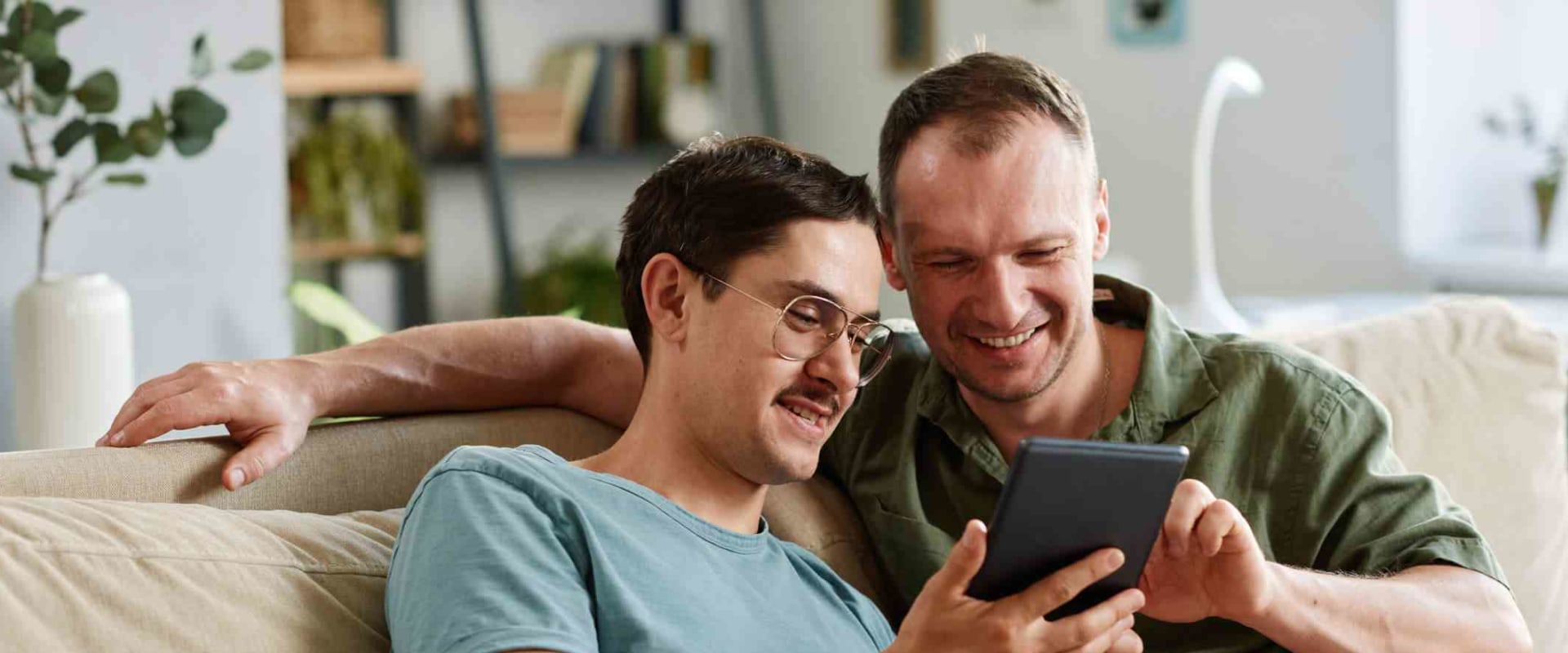 Body Language Tips for Gay Dates